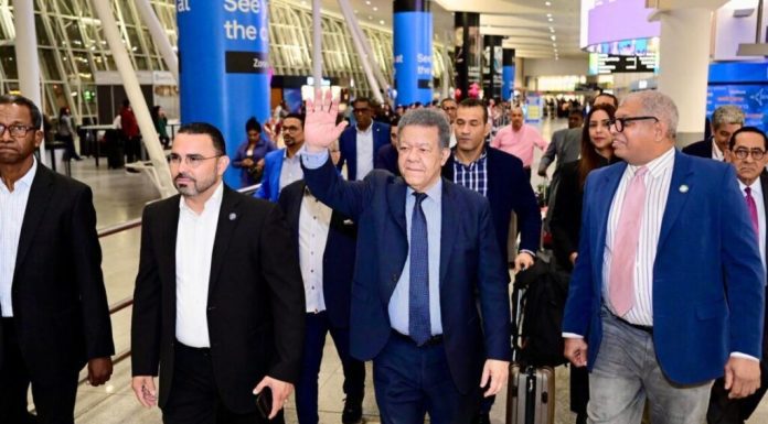 Leonel Fernández viaja hacia Estados Unidos; desarrolla agenda política y académica