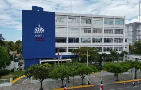 Ministerio de Trabajo exhorta a los empleadores a suspender las actividades en las provincias en alerta roja debido a vaguada y onda tropical