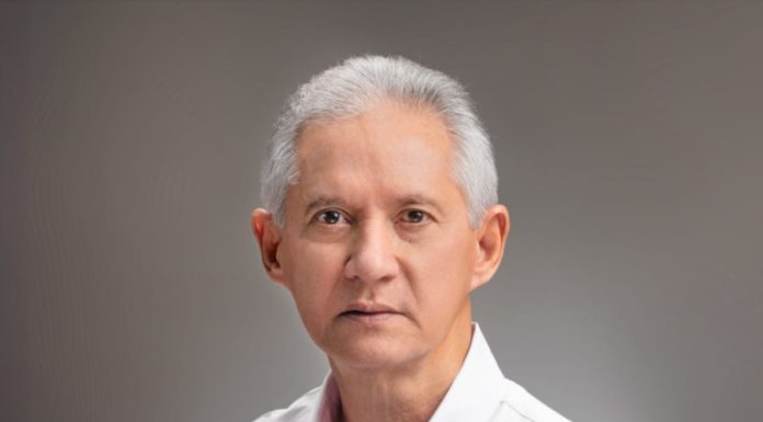 Economista Ng Cortinas atribuye a factores monetarios y fiscales el alza del dólar