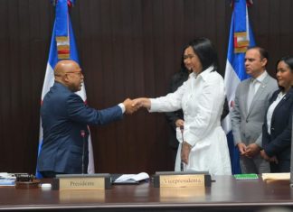 Alfredo Pacheco juramenta a la nueva diputada Vilma Morillo en sustitución de Agustín Burgos