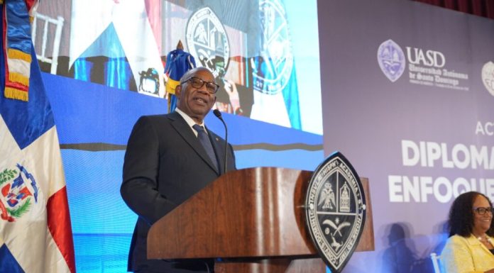 Rector de la UASD destaca compromiso docente en graduación de 2,411 profesores del Diplomado en Enfoque por Competencias
