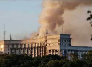 Rusia bombardea la sede del Gobierno de Ucrania; hay muertos y heridos