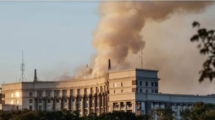 Rusia bombardea la sede del Gobierno de Ucrania; hay muertos y heridos