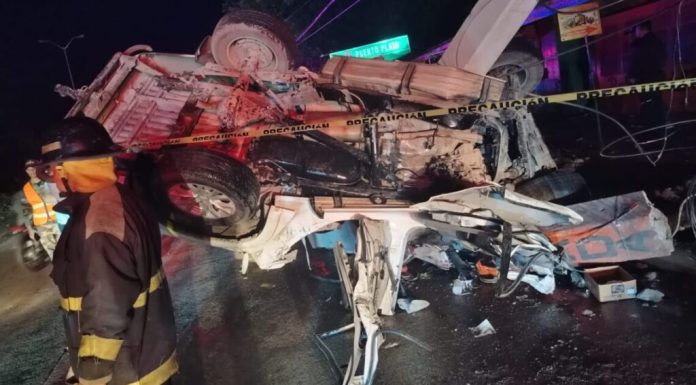 Tres adolescentes mueren y cinco adultos resultan heridos en accidente de tránsito en Santiago