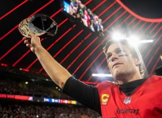 Tom Brady sale del retiro para jugar fútbol bandera en Arabia Saudí