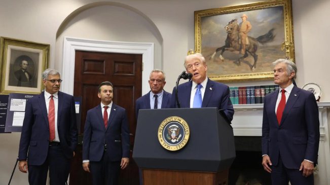 Trump sugiere dosificar vacunas a niños en etapas para reducir el autismo