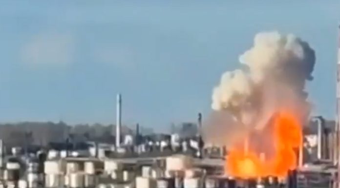 Ucrania bombardeó una importante refinería de petróleo en Rusia