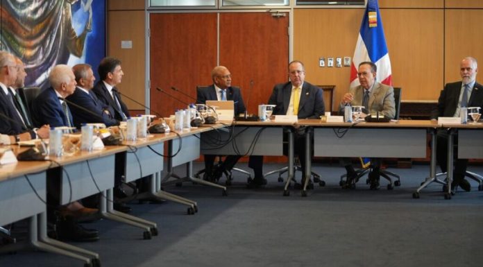 Valdez Albizu pronostica recuperación gradual de economía durante reunión con líderes bancarios