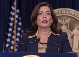 Gobernadora de NY acusa a Trump de recortar 86 % de fondos de seguridad contra el terrorismo