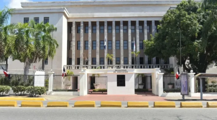 Ministerio de Educación suspende la docencia este viernes en las provincias bajo alerta por las lluvias