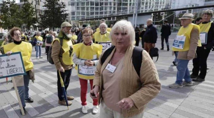 Tribunal de París juzga a doce activistas acusados de facilitar suicidios asistidos