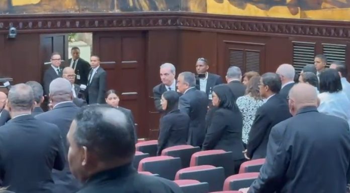 Presidente Abinader asiste a honras fúnebres de Vicente Sánchez Baret en el Congreso Nacional