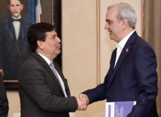 Presidente Abinader recibe documento de política pública elaborado por la CEPAL sobre el fortalecimiento del sistema de protección social