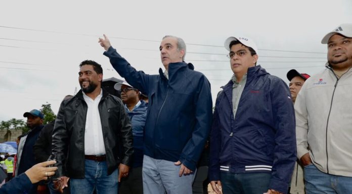 Presidente Abinader supervisa funcionamiento de la cañada saneada por el Gobierno, en visita al distrito municipal Villa Linda