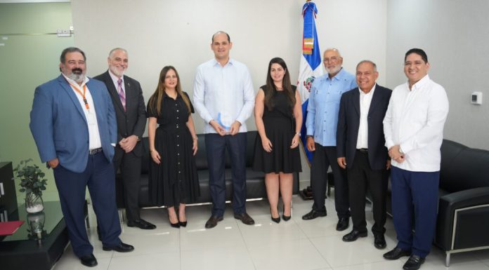 Asociación de Suplidores de Medicamentos reconoce liderazgo y eficiencia de Adolfo Pérez durante su gestión en PROMESE/CAL