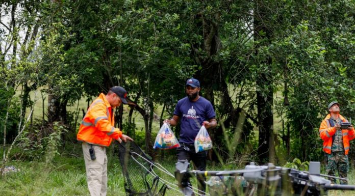Drones del 911 son utilizados para realizar entrega de kits de raciones crudas a familias incomunicadas en Santo Domingo Norte