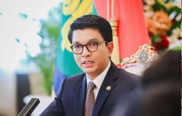 Presidente de Madagascar huye del país tras protestas de la Generación Z y denuncia intento de asesinato