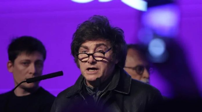 La imagen negativa de Javier Milei sube a 63 % a tres semanas de los comicios en Argentina, según un sondeo