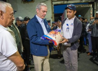 Presidente Luis Abinader supervisó los alimentos que se están entregado a las poblaciones en alerta roja ante el paso de la tormenta Melissa