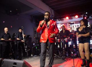 ¡CONSAGRACIÓN TOTAL! JAVIER, «EL NEGRO DE LA SALSA», DESLUMBRA EN UN ‘SOLD OUT’ CON SU SHOW ÉPICO DE DOBLE ORQUESTA