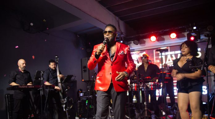 ¡CONSAGRACIÓN TOTAL! JAVIER, «EL NEGRO DE LA SALSA», DESLUMBRA EN UN ‘SOLD OUT’ CON SU SHOW ÉPICO DE DOBLE ORQUESTA