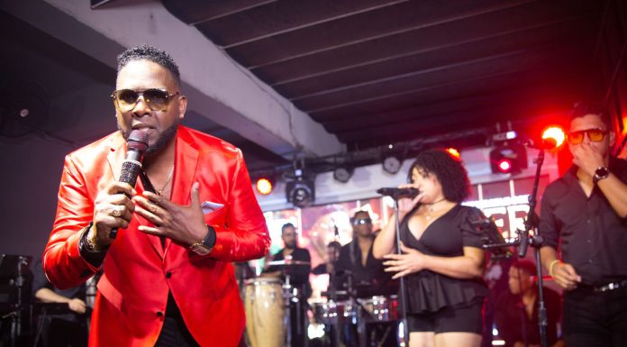 JAVIER, “EL NEGRO DE LA SALSA”, DESLUMBRA EN UN ‘SOLD OUT’ CON UN SHOW ÉPICO DE DOBLE ORQUESTA.