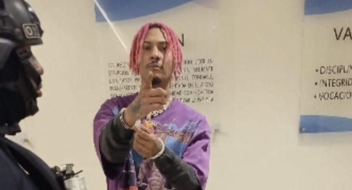 PN apresa al artista urbano “Kiko El Crazy” por alteración del orden público en Los Mina