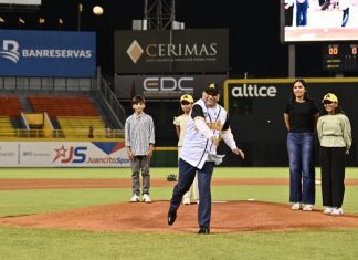 Leonardo Aguilera lanza la primera bola en partido inaugural del torneo de béisbol en el Estadio Cibao