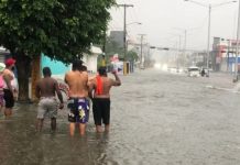 REportaje- Trabajadores informales salieron a desafiar las lluvias porque si no trabajan, no comen