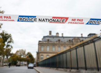 El Louvre permanece cerrado este lunes tras el robo de las joyas