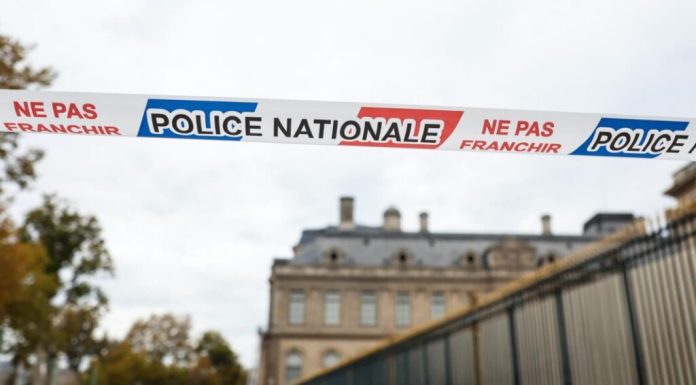 El Louvre permanece cerrado este lunes tras el robo de las joyas