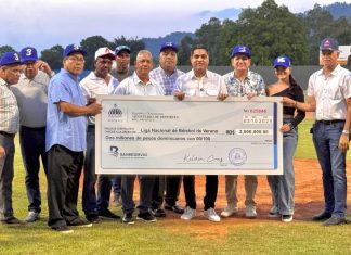 Ministro Kelvin Cruz entrega aporte de dos millones a la Liga de Verano