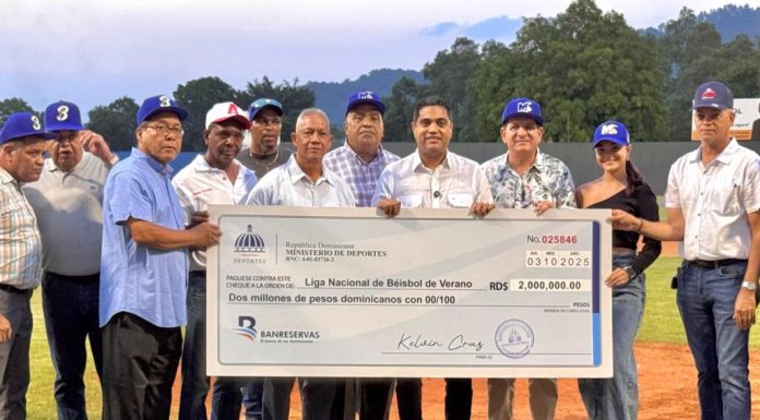 Ministro Kelvin Cruz entrega aporte de dos millones a la Liga de Verano