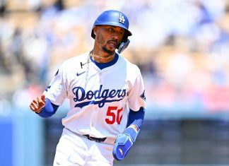 Mookie Betts gana el Premio Roberto Clemente 2025 por su labor comunitaria y filantrópica