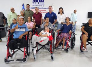 Nelson Cruz entrega en Montecristi sillas de rueda donadas por Wheelchair Foundation y Cruz Jiminián