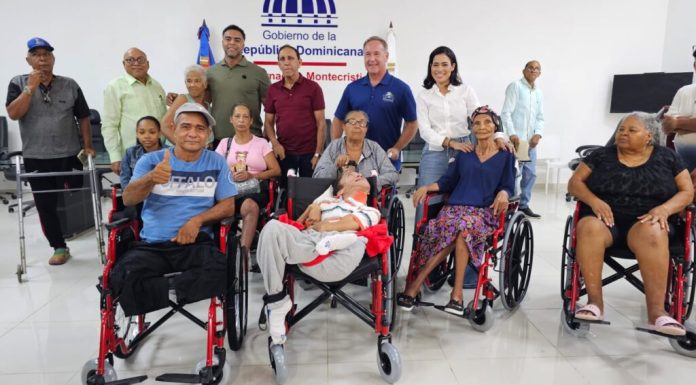 Nelson Cruz entrega en Montecristi sillas de rueda donadas por Wheelchair Foundation y Cruz Jiminián