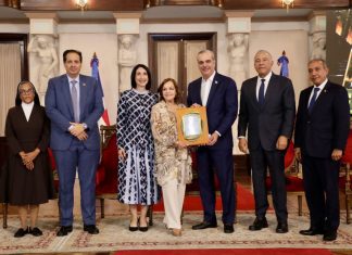 Presidente Abinader entrega premios Adulto Mayor del Año a Josefina Miniño y Protector de la Persona Envejeciente a Sor Agripina Acosta