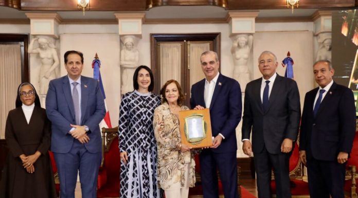 Presidente Abinader entrega premios Adulto Mayor del Año a Josefina Miniño y Protector de la Persona Envejeciente a Sor Agripina Acosta
