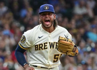 Dominicano Peralta logra el triunfo para Milwaukee y Chourio sale lesionado