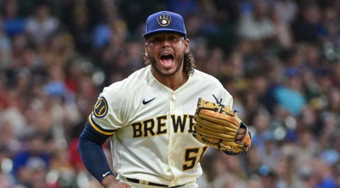 Dominicano Peralta logra el triunfo para Milwaukee y Chourio sale lesionado