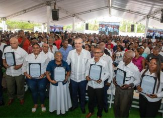 Presidente Abinader entrega 3,100 títulos de propiedad, de un total de 5,636, a familias en Palmarejo-Villa Linda