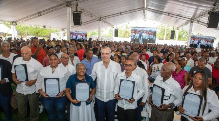 Presidente Abinader entrega 3,100 títulos de propiedad, de un total de 5,636, a familias en Palmarejo-Villa Linda