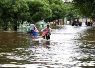 Defensa Civil saca 42 personas del sector Agua Debajo de la Presa, en San Juan; son albergadas en el Estadio Hermanos Suárez