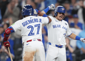 Barger, Varsho y Kirk sacuden jonrones y Azulejos aplastan a Dodgers 11-4 en inicio de la Serie Mundial