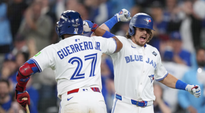 Barger, Varsho y Kirk sacuden jonrones y Azulejos aplastan a Dodgers 11-4 en inicio de la Serie Mundial