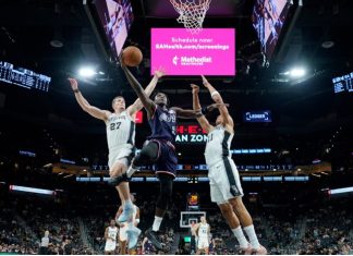 Victor Oladipo pisa una cancha NBA más de 2 años después