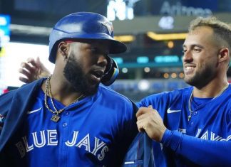 Vladimir Guerrero Jr. brilla con jonrón y doble-play en la postemporada; Yankees caen 10-1