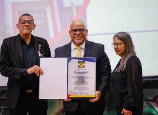 Video- Fabricio Gómez Mazara recibe reconocimiento de la Federación Dominicana de Cosmetología en la UASD