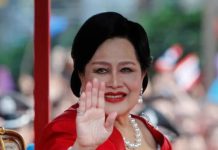 Miles de tailandeses asisten en Bangkok al cortejo fúnebre de la reina madre de Tailandia