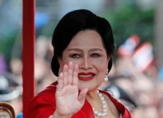 Miles de tailandeses asisten en Bangkok al cortejo fúnebre de la reina madre de Tailandia